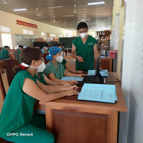 Bác sĩ chuyên khoa I Đào Văn Khang -  Phó Giám đốc Trung tâm Y tế huyện Trấn Yên, Trưởng đoàn cán bộ y tế tỉnh Yên Bái hội ý về ca bệnh COVID-19 tại Bệnh viện điều trị COVID-19 Củ Chi.
